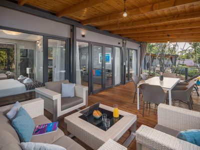 camping-resort-mon-perin-villa-prestige-exterior-terrace