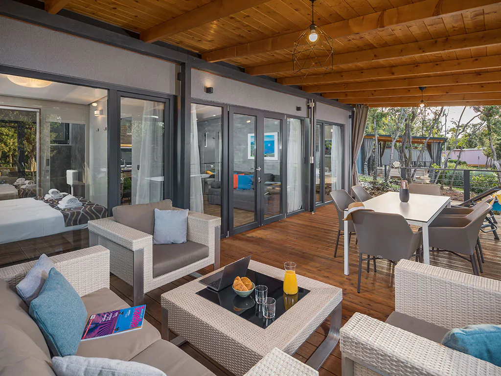 camping-resort-mon-perin-villa-prestige-exterior-terrace