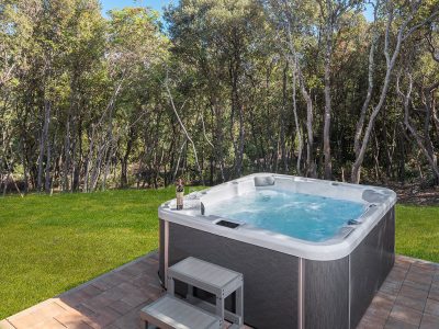 camping-resort-mon-perin-villa-prestige-with-jacuzzi-exterior-jacuzzi