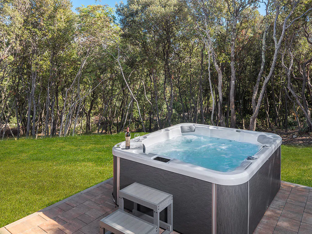 camping-resort-mon-perin-villa-prestige-with-jacuzzi-exterior-jacuzzi