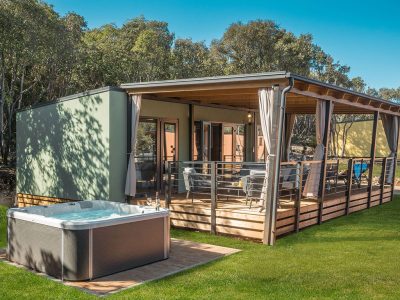 camping-resort-mon-perin-villa-prestige-with-jacuzzi-exterior-mobile-home