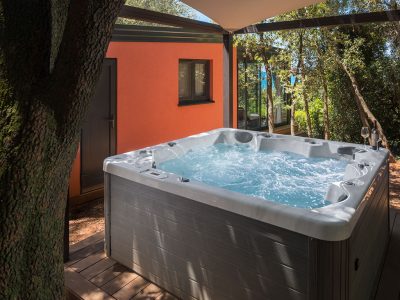 camping-resort-mon-perin-villa-prestige-with-jacuzzi-seaview-exterior-jacuzzi