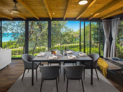 camping-resort-mon-perin-villa-prestige-with-jacuzzi-seaview-exterior-terrace