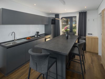 camping-resort-mon-perin-villa-prestige-with-jacuzzi-seaview-interier-kitchen