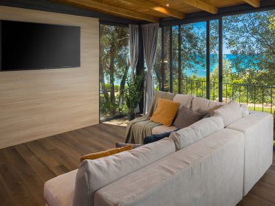 camping-resort-mon-perin-villa-prestige-with-jacuzzi-seaview-interier-sofa