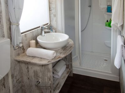 camping-santa-marina-glamping-tent-bathroom
