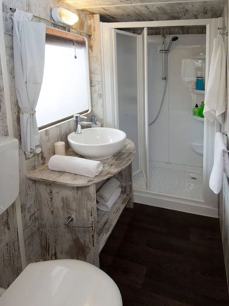 camping-santa-marina-glamping-tent-bathroom