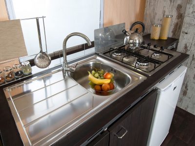 camping-santa-marina-glamping-tent-kitchen
