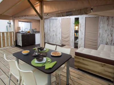 camping-santa-marina-glamping-tent-terrace-with-dining-table