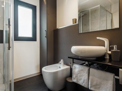 camping-santa-marina-bathroom-of-luxury-mobile-home