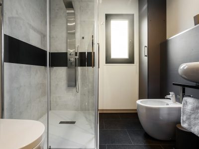 camping-santa-marina-bathroom-of-luxury-mobile-home-i
