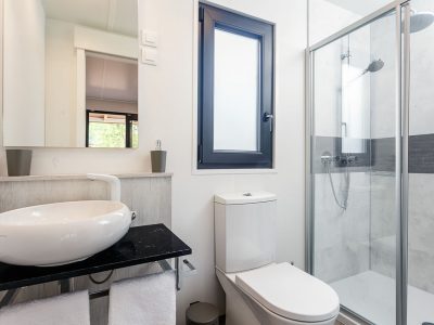 camping-santa-marina-bathroom-of-premium-comfort-mobile-home