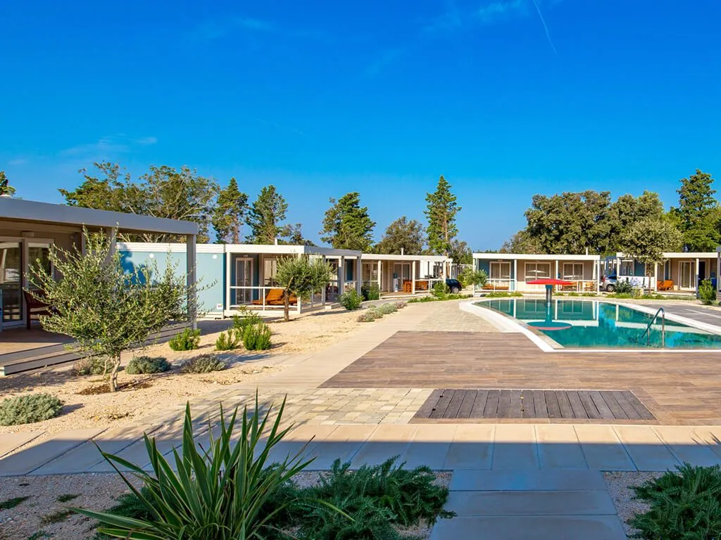 camping-strasko-pool-of-mediteran-superior-mobile-home