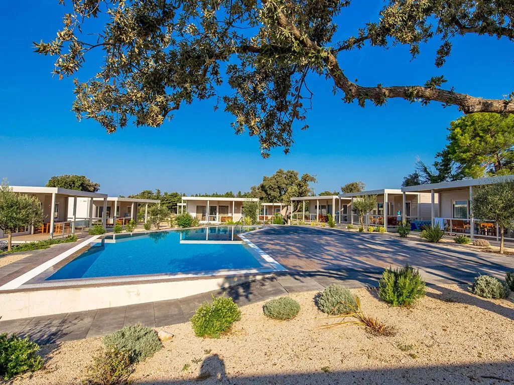 camping-strasko-pool-of-mediteran-superior-mobile-home-i