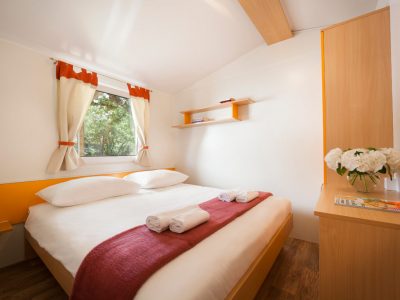 camping-valkanela-premium-mobile-homes-double-bedroom