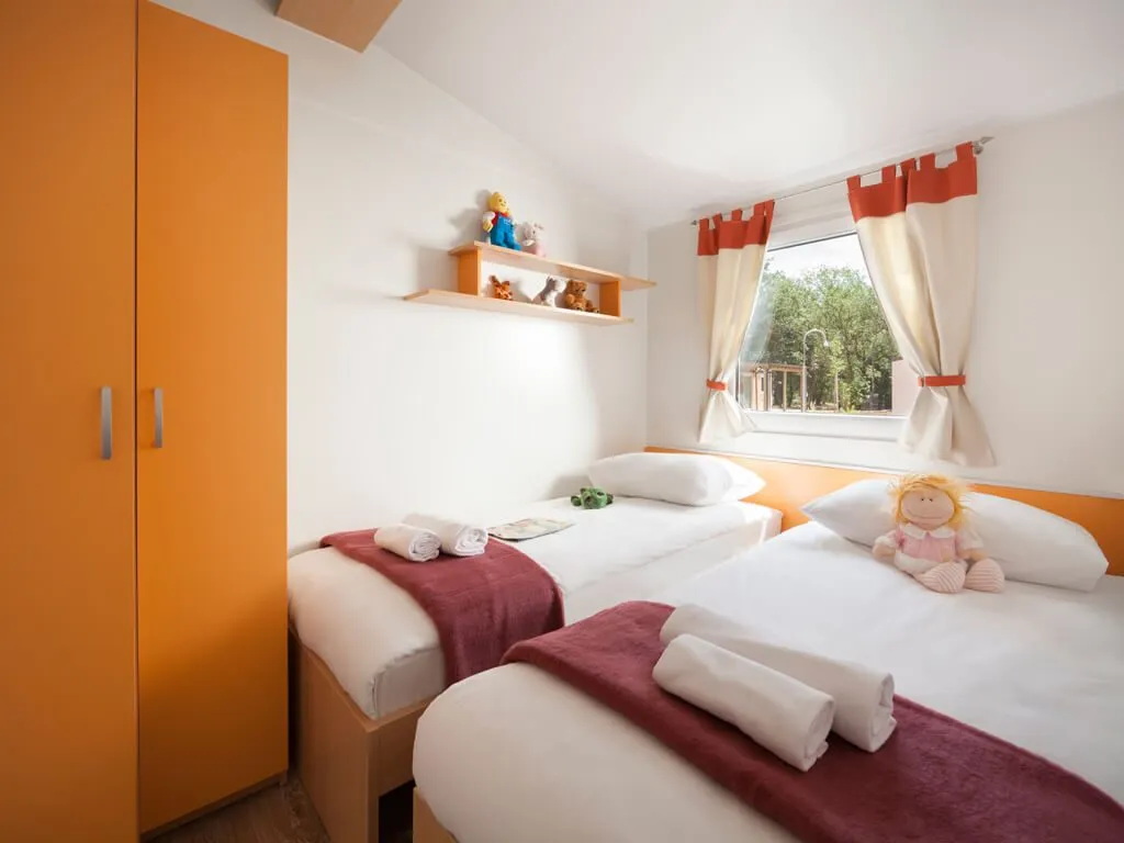 camping-valkanela-premium-mobile-homes-kids-bedroom