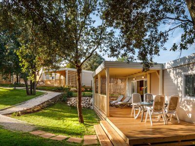 camping-vestar-forest-escape-mobile-home-terrace-and-dining-table
