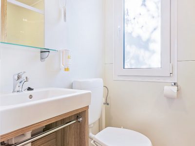 camping-vestar-oasis-family-mobile-home-bathroom