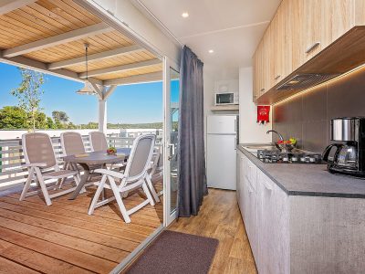 camping-vestar-oasis-family-mobile-home-kitchen-interior