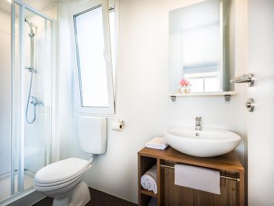 campsite-aminess-park-mareda-prestige-mobile-home-bathroom