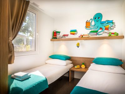 campsite-aminess-park-mareda-prestige-mobile-home-bedroom
