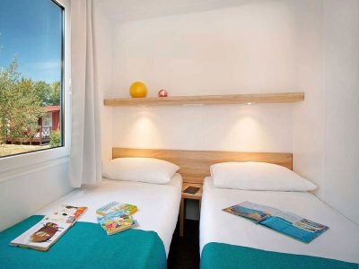 campsite-aminess-sirena-mobile-home-classic-interior-bedroom-single-beds