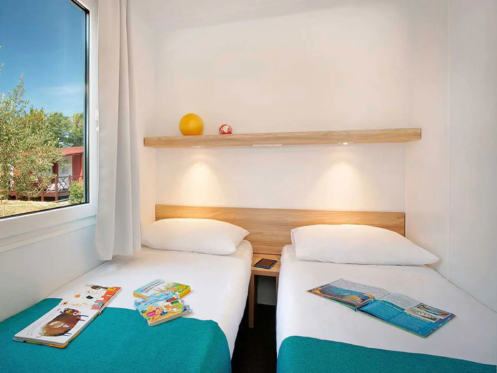 campsite-aminess-sirena-mobile-home-classic-interior-bedroom-single-beds