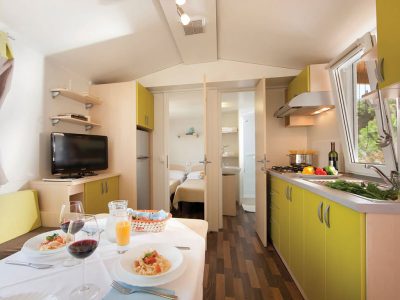 campsite-aminess-sirena-mobile-home-classic-interior-kitchen