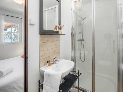campsite-mon-perin-deluxe-mobile-home-bathroom