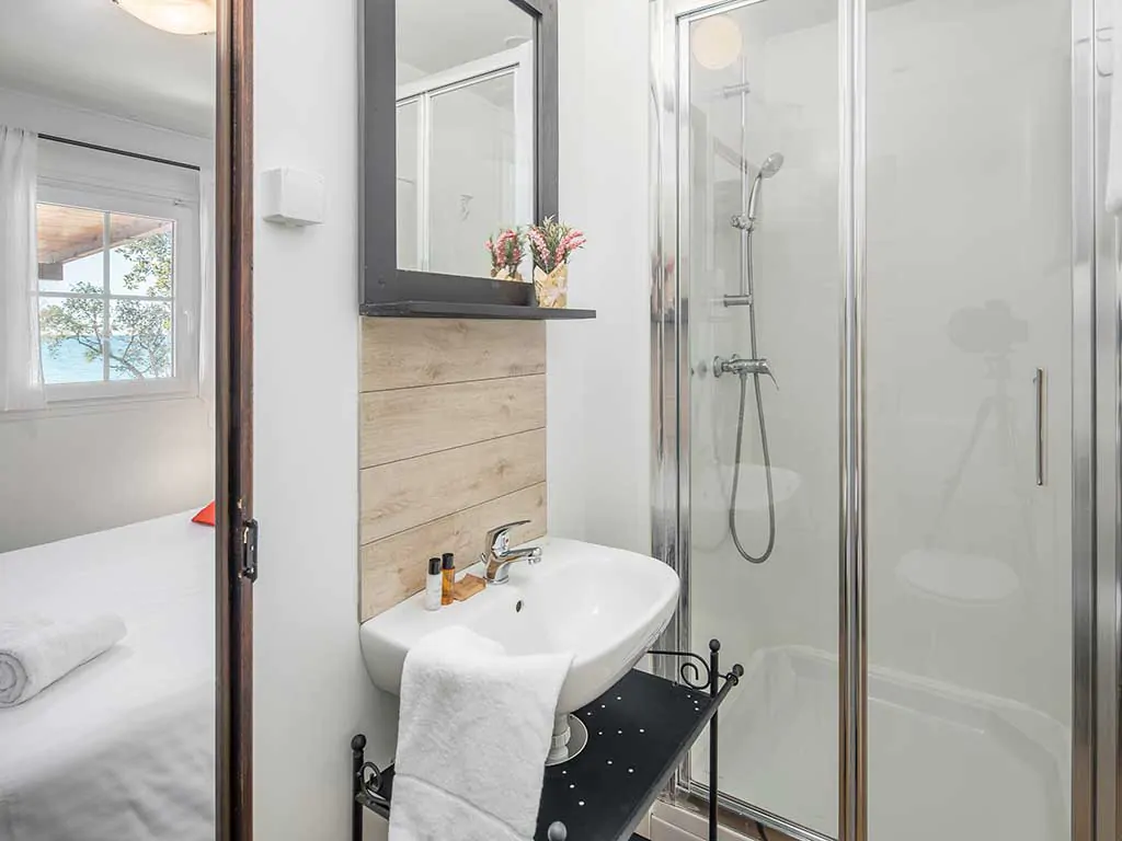 campsite-mon-perin-deluxe-mobile-home-bathroom