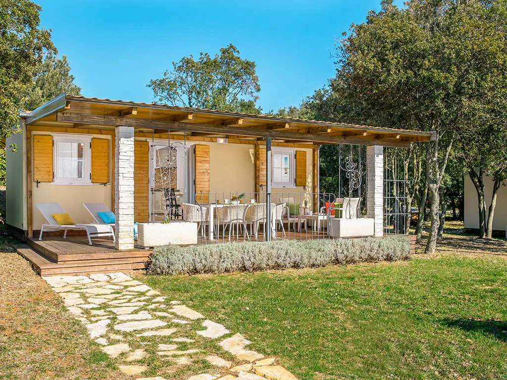 campsite-mon-perin-deluxe-mobile-home-exterior