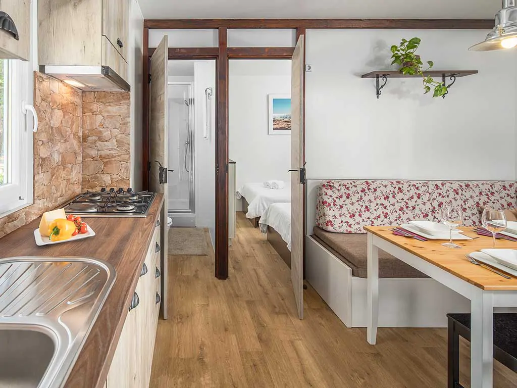 campsite-mon-perin-deluxe-mobile-home-interior