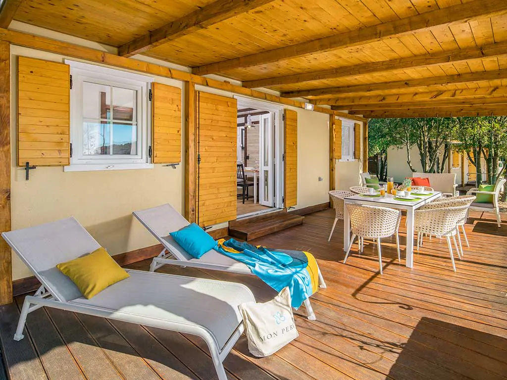 campsite-mon-perin-deluxe-mobile-home-terrace