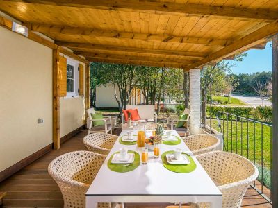 campsite-mon-perin-deluxe-seaview-mobile-homes-terrace-i