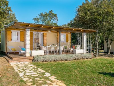 campsite-mon-perin-mobile-home-deluxe-sea-view-exterior-terrace-view