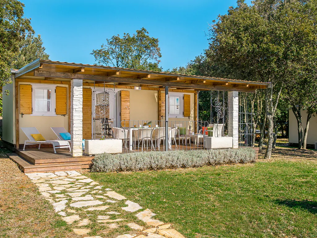 campsite-mon-perin-mobile-home-deluxe-sea-view-exterior-terrace-view