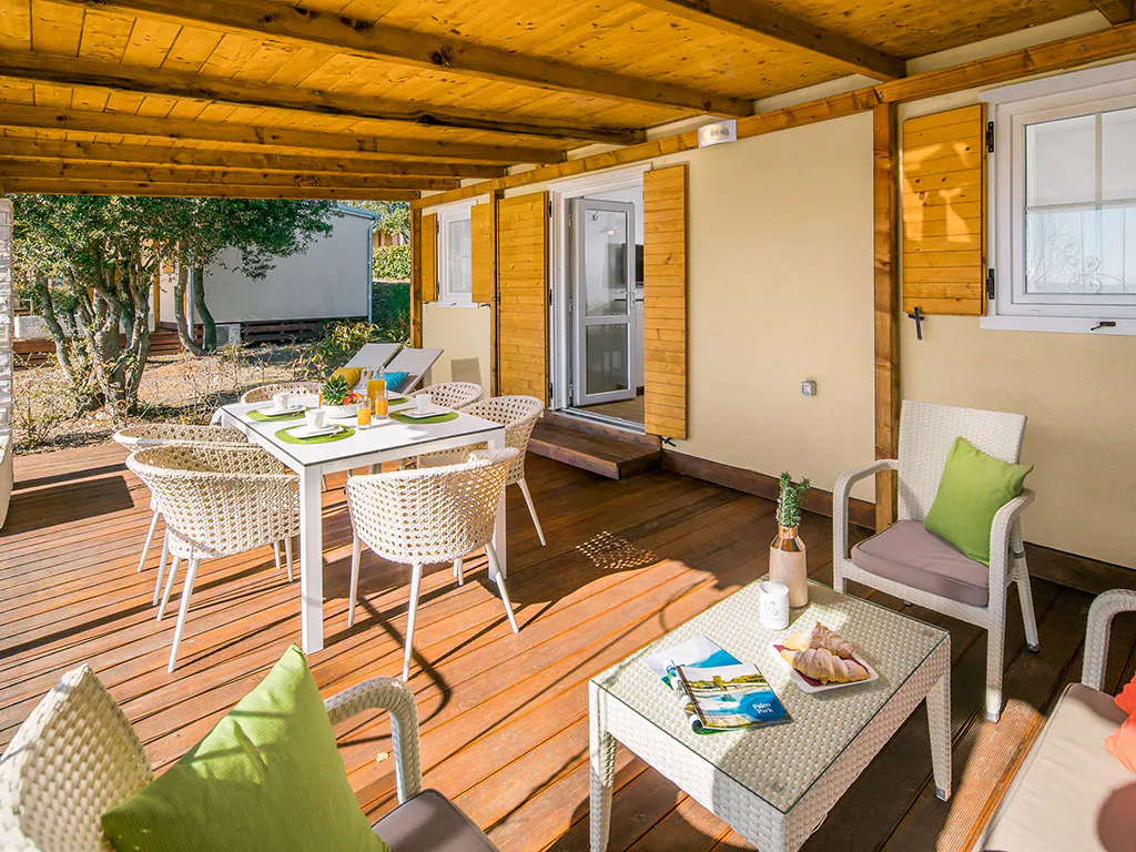 campsite-mon-perin-mobile-home-deluxe-sea-view-exterior-terrace