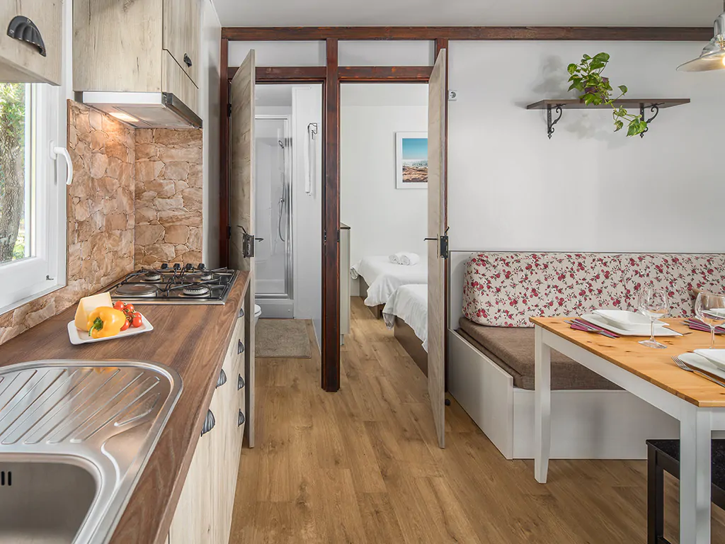 campsite-mon-perin-mobile-home-deluxe-sea-view-interior-kitchen