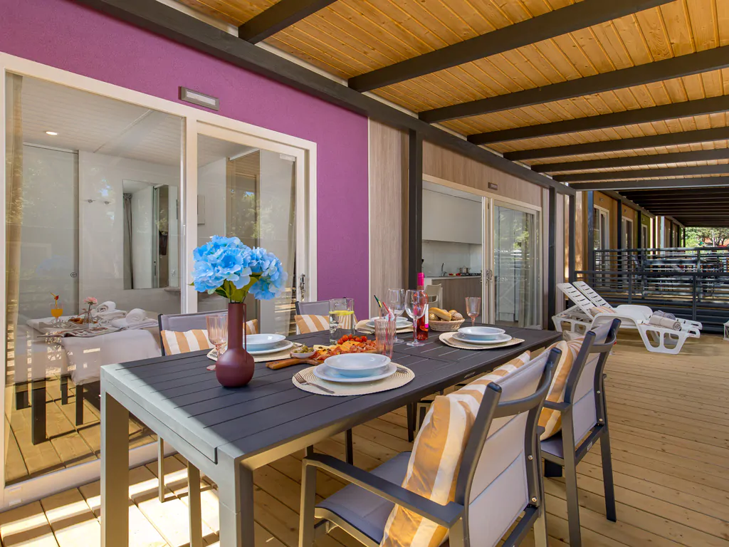 campsite-strasko-mobile-home-exterior-terrace-dining-table-i