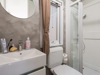campsite-strasko-mobile-home-interior-bathroom