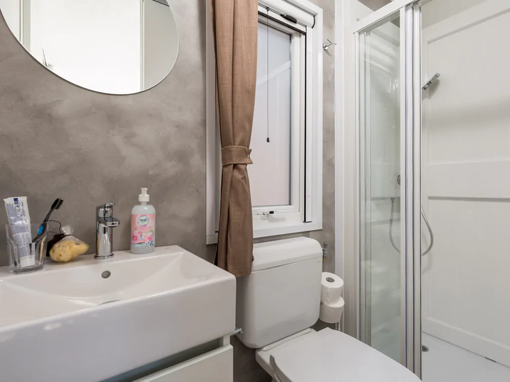 campsite-strasko-mobile-home-interior-bathroom