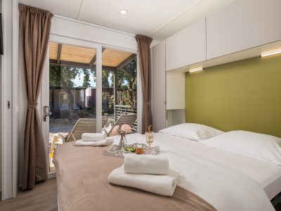 campsite-strasko-mobile-home-interior-bedroom-double-bed