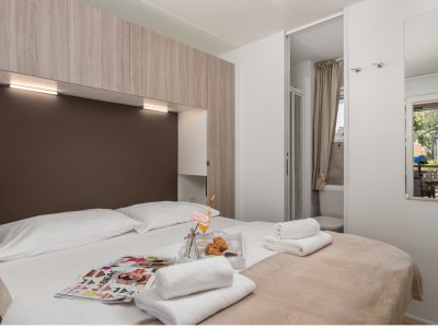 campsite-strasko-mobile-home-interior-bedroom-double-bed-i-2
