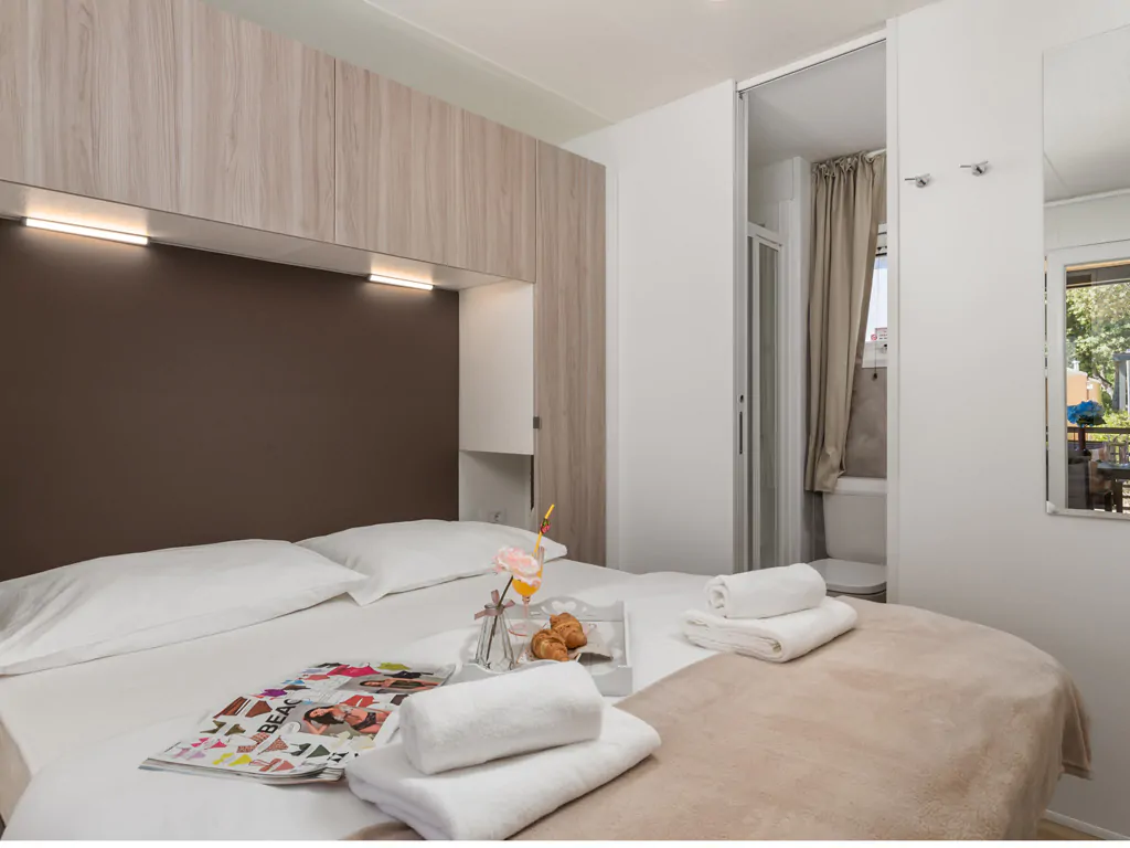 campsite-strasko-mobile-home-interior-bedroom-double-bed-i