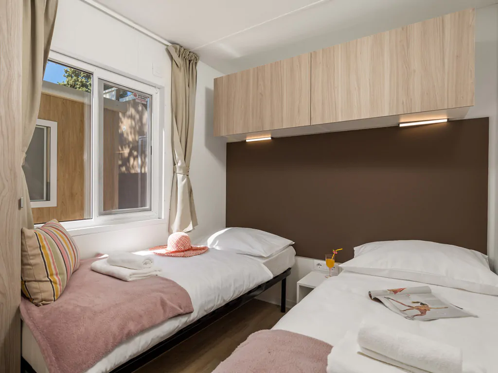 campsite-strasko-mobile-home-interior-bedroom-double-bed-ii