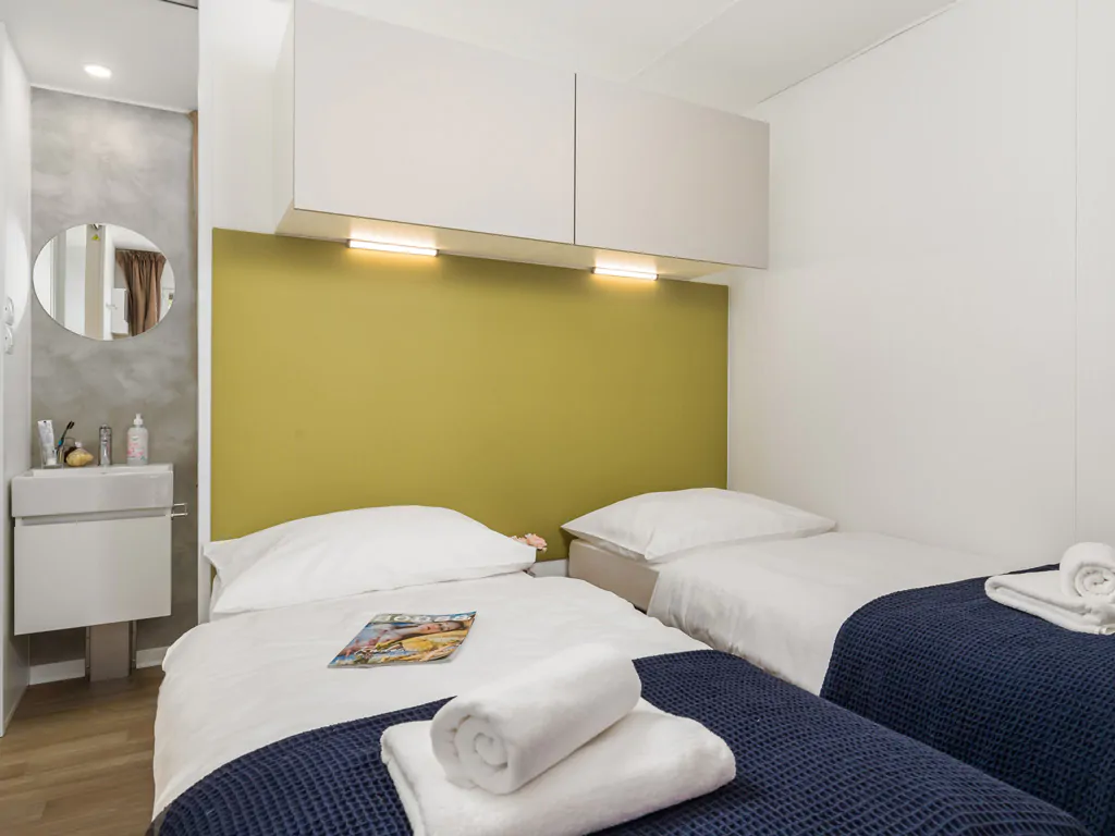 campsite-strasko-mobile-home-interior-bedroom-single-beds-bathroom