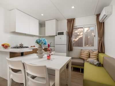 campsite-strasko-mobile-home-interior-kitchen-dining-table-living-room-2