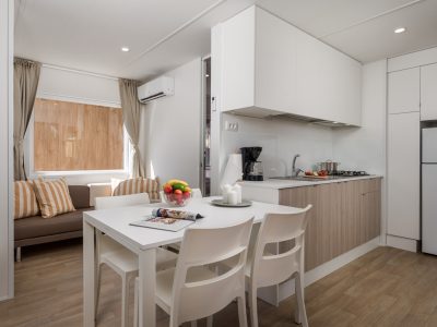 campsite-strasko-mobile-home-interior-kitchen-dining-table-living-room-i