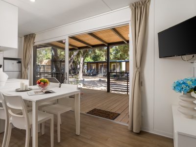 campsite-strasko-mobile-home-interior-kitchen-dining-table-living-room-terrace