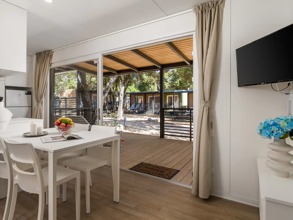 campsite-strasko-mobile-home-interior-kitchen-dining-table-living-room-terrace
